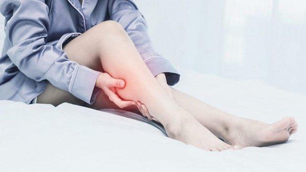 Hãy thường xuyên chườm nóng, co chân để giảm triệu chứng chuột rút khi ngủ