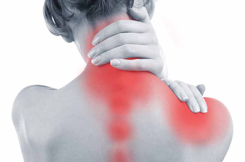 Đau lưng trên có thể là do chấn thương, làm việc quá nặng hay tai nạn gây nên