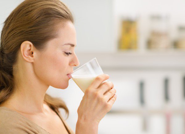 Sữa có chứa nhiều dưỡng chất giúp xương chắc khỏe và giảm đau nhức